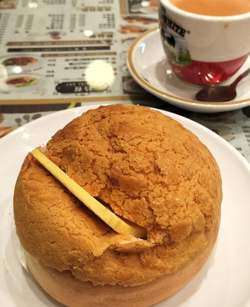 パイナップルパン。パンの間にバターが挟まっている。