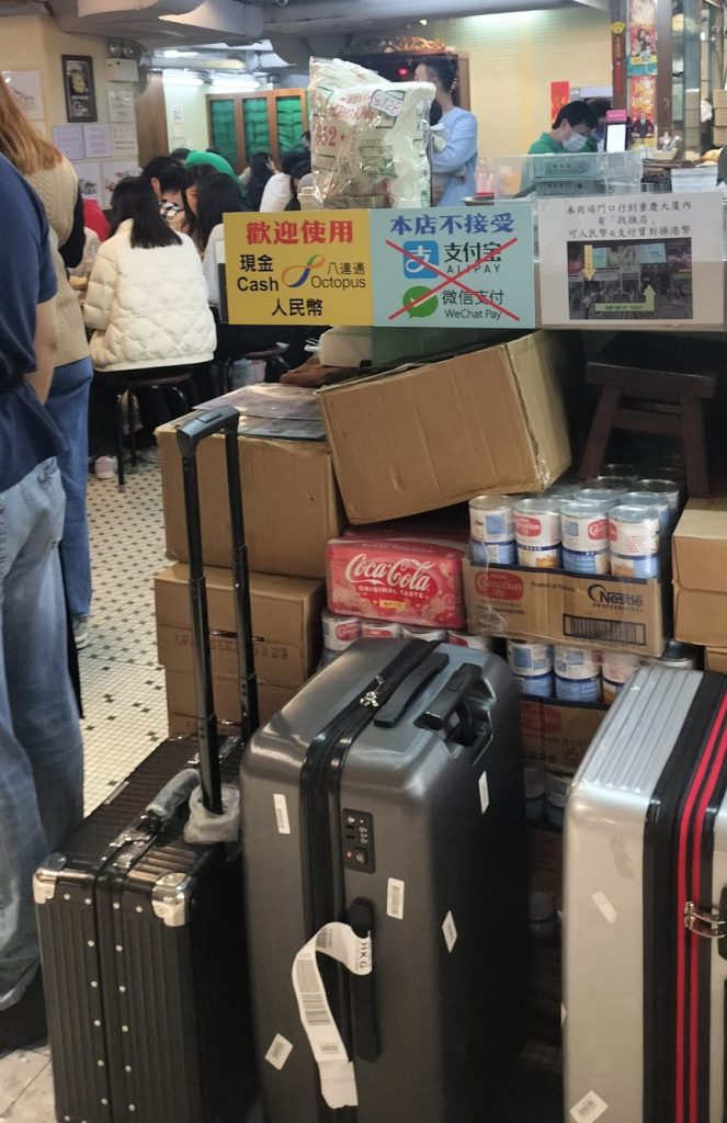 蘭芳園の店先に並ぶスーツケース。香港一人旅におすすめの飲食店。