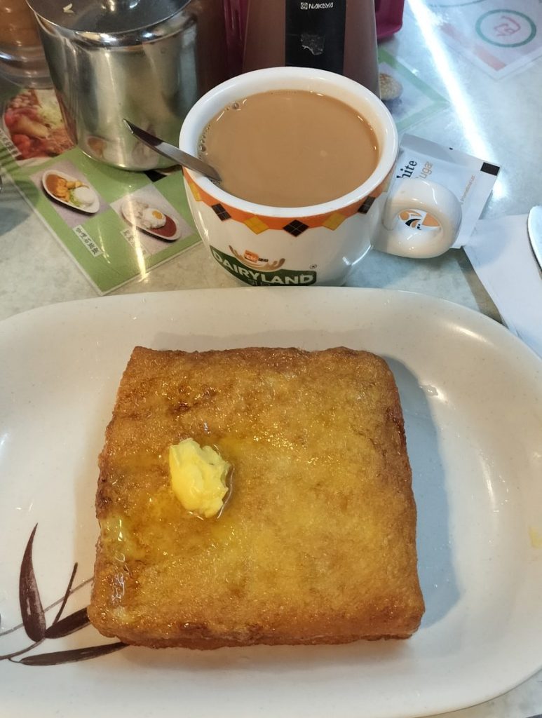 筆者が香港で一人旅をしたときに食べた香港風フレンチトーストとミルクティ。おすすめの飲食店。