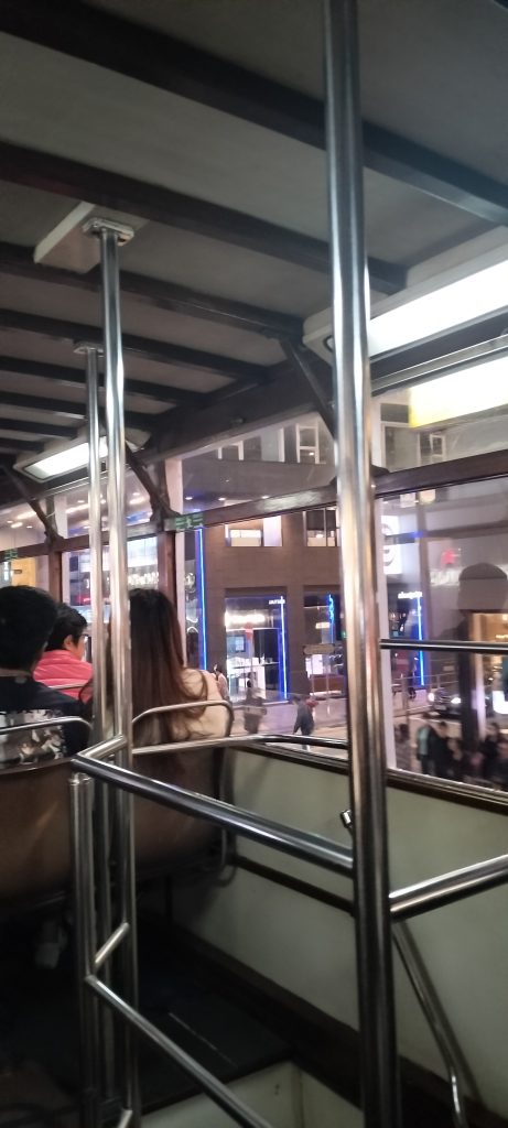 トラムの二階。日本の路線バスより幅狭め。